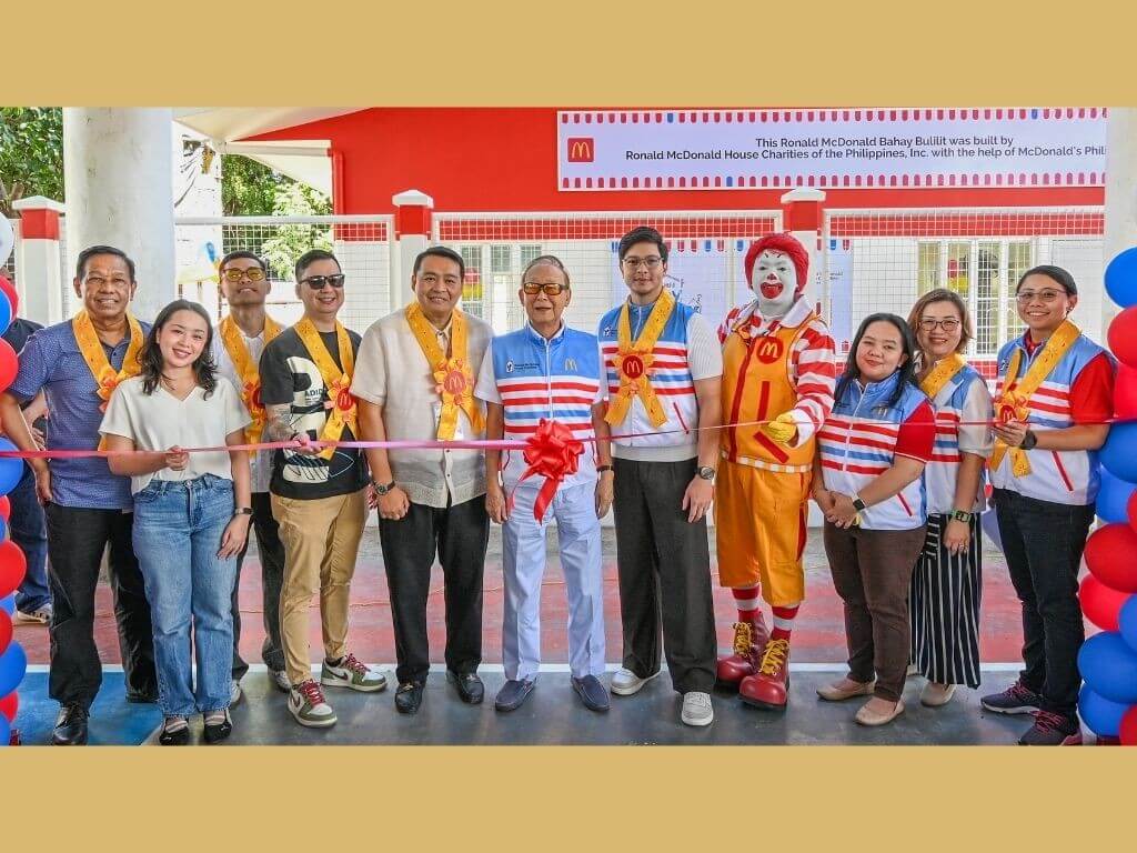 The newest Ronald McDonald Bahay Bulilit is a personal gift to the people of Biñan from McDonald’s Philippines and Founder Dr. George T. Yang (sixth from left), and the entire community has come together for a celebration. Joining Dr. Yang are (from left) City Councilors Elvis L. Bedia, Ingrid L. Almeda, and Titus V. Bautista; Barangay Capt. Lloyd Castelltort; Biñan Mayor Angelo Alonte; McDonald’s celebrity endorser Alden Richards; Annie Villasotto, McDonald’s PH director for general accounting and internal audit and RMHC Board Member; Jenny Hartigan-Go, RMHC board member; and Deng de Guzman, McDonald’s director for legal and RMHC corporate secretary. |  ​Contributed photo