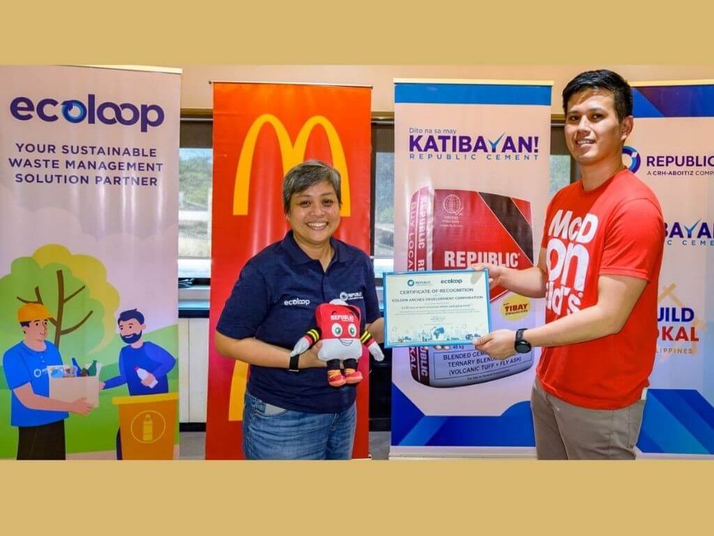 Present at the signing were ecoloop managing director Atty. Angela Edralin-Valencia (left) and McDonald&rsquo;s director for Restaurant Equipment Management Group Jacinto Divinagracia. | Contributed photo