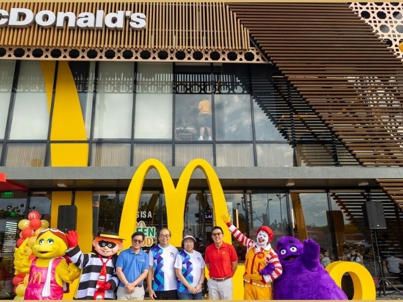 McDonald’s Philippines president and CEO Kenneth S. Yang (third from right) led the opening of McDonald’s Il Corso alongside Ronald McDonald and the Gang. Yang was joined by (from left) Francis Gotianun, first senior vice president, Filinvest Hospitality Corp.; Ambassador Joseph Yap, Filinvest REIT board chair; and Josephine Gotianun Yap, vice chair, Filinvest Development Corp. | Contributed photo