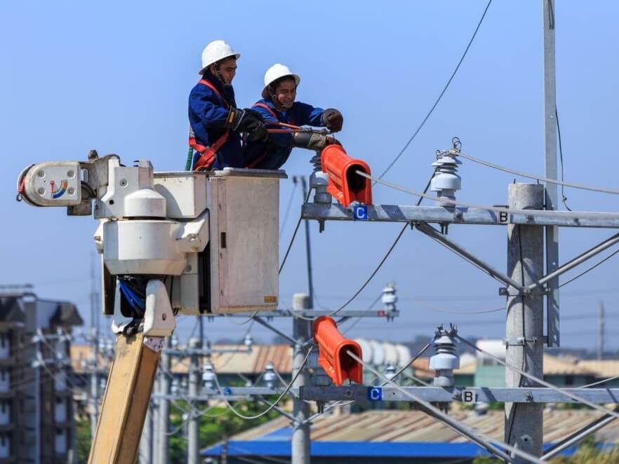 READY TO POWER 2025 MIDTERM ELECTIONS. Meralco linemen conduct maintenance activities to ensure delivery of stable and reliable electricity service./ Photo from Meralco