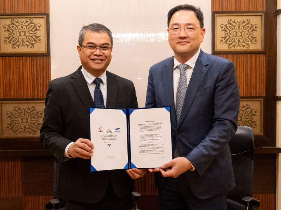 Meralco EVP and COO Ronnie L.Aperocho (left) and Samsung C&T Corp. president for global operations Jungwook Kim lead the ceremonial signing of the memorandum of understanding between the two companies to advance the adoption of nuclear energy projects in the Philippines./ Contributed photo