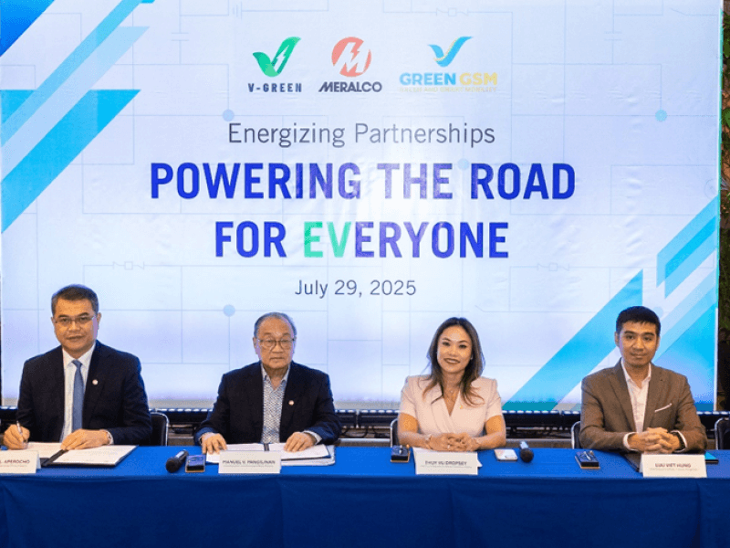 MOU signing: (From left)  Meralco's SVP and chief revenue officer Ferdinand O. Geluz, EVP and COO Ronnie L. Aperocho, and chair and CEO Manuel V. Pangilinan with Vingroup JSC chief corporate development and strategic finance officer Thuy Vu Dropsey, V-Green Philippines CEO Luu Viet Hung and Green GSM Philippines CEO Dao Quy Phi./ Photo from Meralco (Click the photo to view full image)