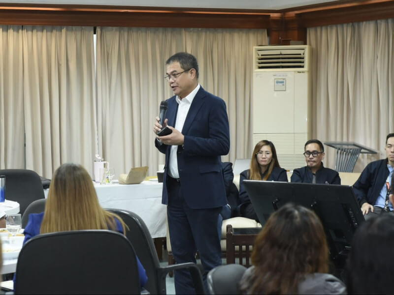 Meralco EVP and COO Ronnie L. Aperocho delivering a message during the program, highlighting the importance of fostering a resilient digital environment for teachers and learners./Photo from Meralco