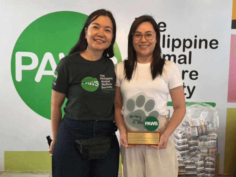 Meralco Head of Advocacy Communications Management Michelle Caguioa (right)accepted the prestigious Platinum Paw Award from PAWS Executive Director Atty. Anna Cabrera during PAWS&rsquo; Annual Thanksgiving Gathering where Meralco&rsquo;s exceptional efforts in advocating animal welfare were recognized/Photo from Meralco&nbsp;