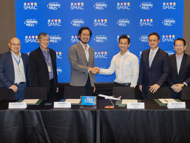 PAL and SMAC officials seal the partnership renewal during a signing ceremony held recently. From left: Mr. Jonathan Ng - Chief Financial Officer, SM Retail, Mr. Kevin Hartigan-Go - Chief Operating Officer, SMAC, Mr. Hendrik Sy - Executive Director, SM Group, PAL Holdings Inc. President and Chief Operating Officer Mr. Lucio C. Tan III, PAL President and Chief Operating Officer Capt. Stanley K. Ng, and PAL OIC Executive Vice President – General Counsel Atty. Carlos Luis Fernandez.- Photo from PAL 