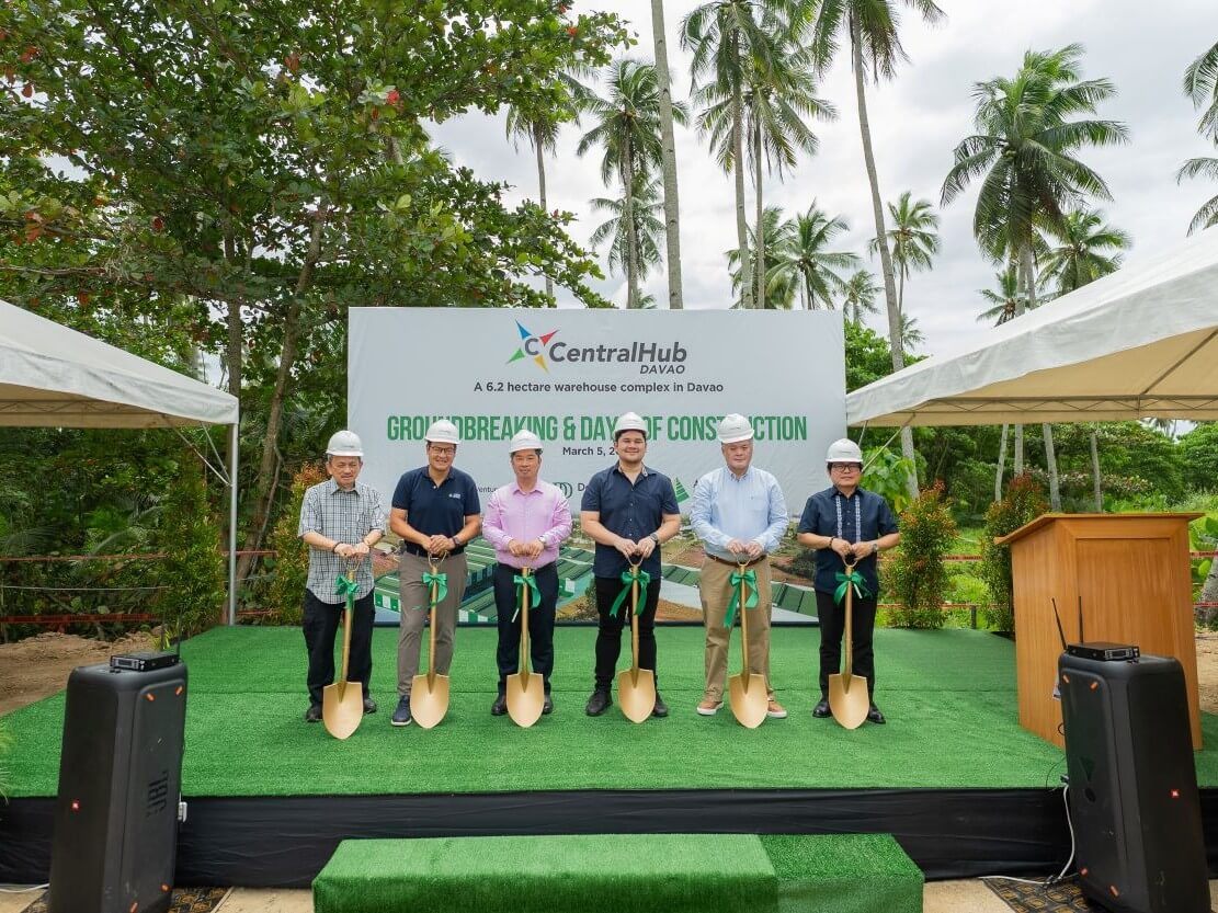 Lorenzo Ang Bue Te, Alsons Dev president and CEO Miguel A. Dominguez, DoubleDragon vice chair Ferdinand J. Sia, Davao City Vice Mayor Rodrigo S.Duterte II, DoubleDragon president Atty. Rodolfo Ponferrada, and MinDA Assistant Secretary Romeo Montenegro. ​| Contributed photo