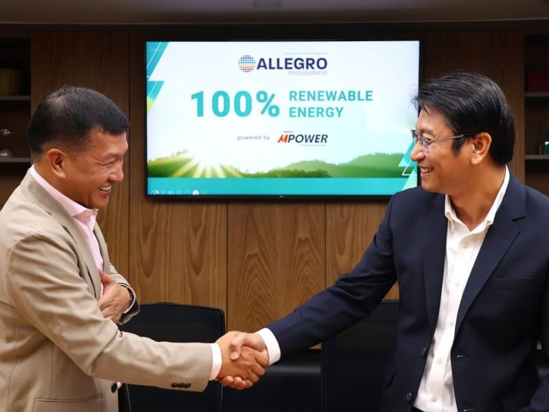 MPower first vice president Redel M. Domingo (left) and Allegro senior director - controller Ronald Dela Rosa shake hands after signing the contract for a 100 percent renewable electricity supply./ Photo from Meralco