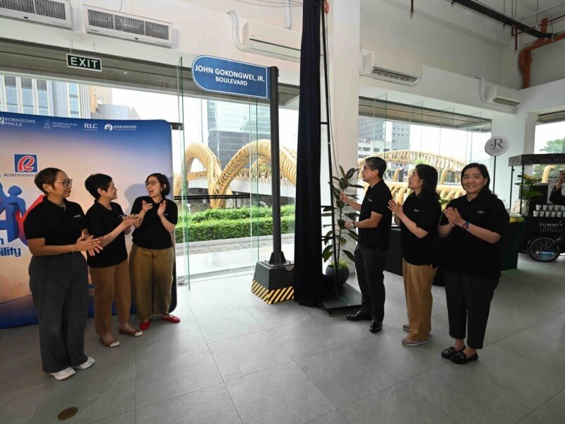 Members of the second and third generations of the Gokongwei family unveil John Gokongwei Jr. Boulevard at Bridgetowne, honoring the taipan&rsquo;s legacy in his centennial year./Photo from RLC&nbsp;