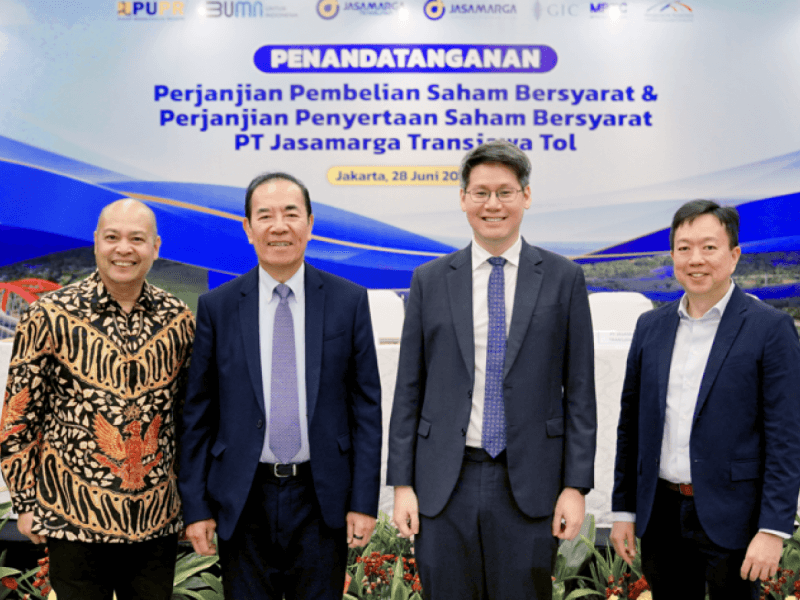 From left: MUN director Charly Espanola, MPTC president & CEO Rogelio L. Singson, and MPTIS director Francis D. Rojas. 