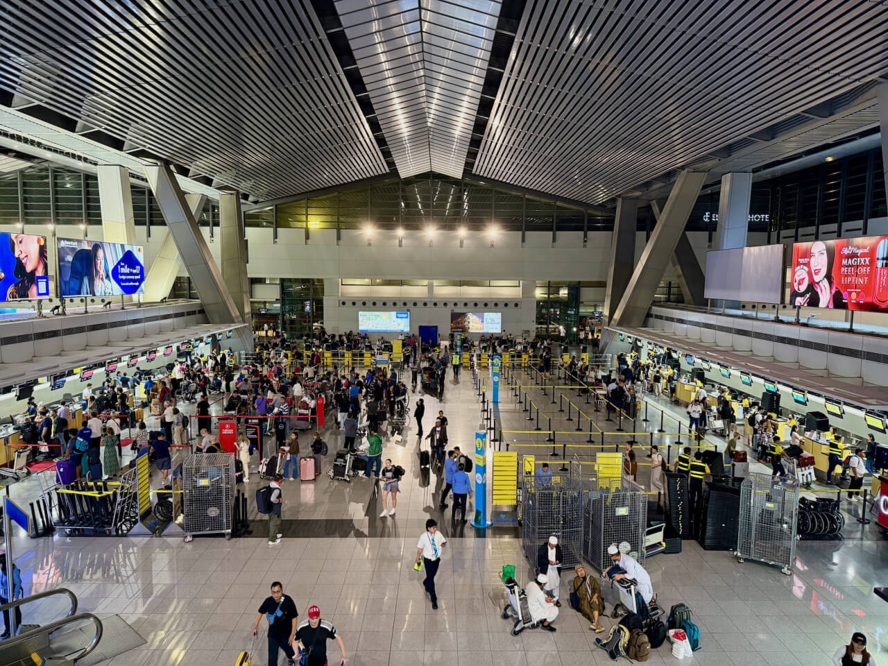 Passengers check in for their flights on the evening of Oct. 31, 2024 at the peak of the All Saints Day travel period./Photo by Daxim Lucas