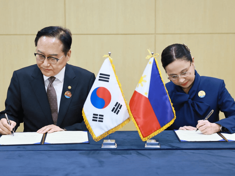 South Korea’s Trade, Industry and Energy Minister Cheong In-kyo and the Philippines’ Trade and Industry Secretary Cristina A. Roque sign the MOU. ​/Photo from the DTI