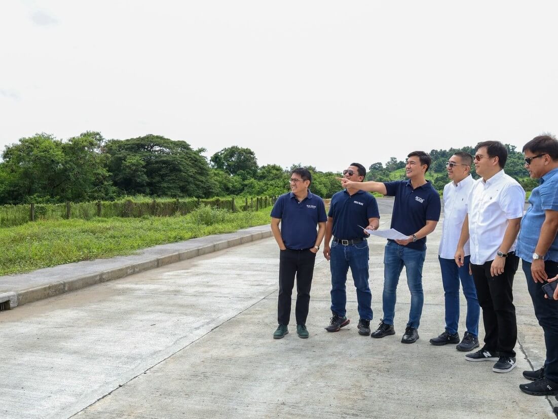 (From left) NLEX Corp. head for government relations Edward Allan C. Gregorio, NLEX Corp. assistant vice president Vik Apuzen, BCDA President and CEO Joshua M. Bingcang, Hermosa Mayor Antonio Joseph R. Inton, Bataan Congressman-elect Antonino B. Roman III, and Public Works and Highways Region 3 chief of planning and design Arthur Q. Santos inspect the site of the proposed Hermosa interchange along the Subic-Clark-Tarlac Expressway./ Photo from BCDA