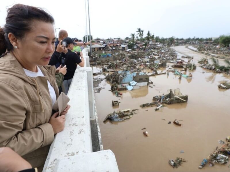 Cebu Gov. Pam Baricuatro inspects the damage caused by floods when Mananga River in Talisay City overflowed during the onslaught of Typhoon “Tino.” The governor wants contractors and officials involved in the P26-billion flood control projects accountable for " failing to protect Cebu.” | Photo from the provincial government's FB page
