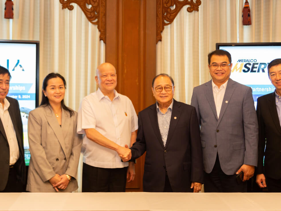 POWERING THE NAIA MODERNIZATION. New NAIA Infra Corp. (NNIC) and Meralco have partnered to power the modernization of the Ninoy Aquino International Airport (NAIA). Seen in photo are (L-R) NNIC general manager Angelito Alvarez, NNIC head of leasing and commercial business Cecile Ang, NNIC president and CEO Ramon Ang, Meralco chair and CEO Manuel Pangilinan, Meralco executive vice president and COO Ronnie Aperocho, and Meralco senior vice president and chief revenue officer Ferdinand Geluz. CLICK TO SEE FULL IMAGE./Contributed Photo