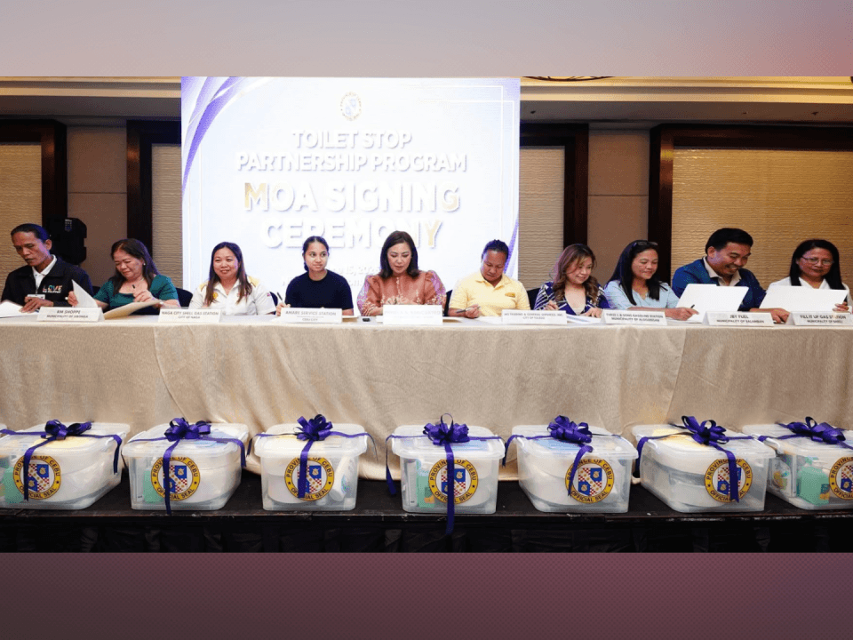 Gov. Pam Baricuatro and representatives of some of the partner-establishments sign a memorandum of agreement for the Clean Toilet Stop program.| Photo from the Cebu province's website