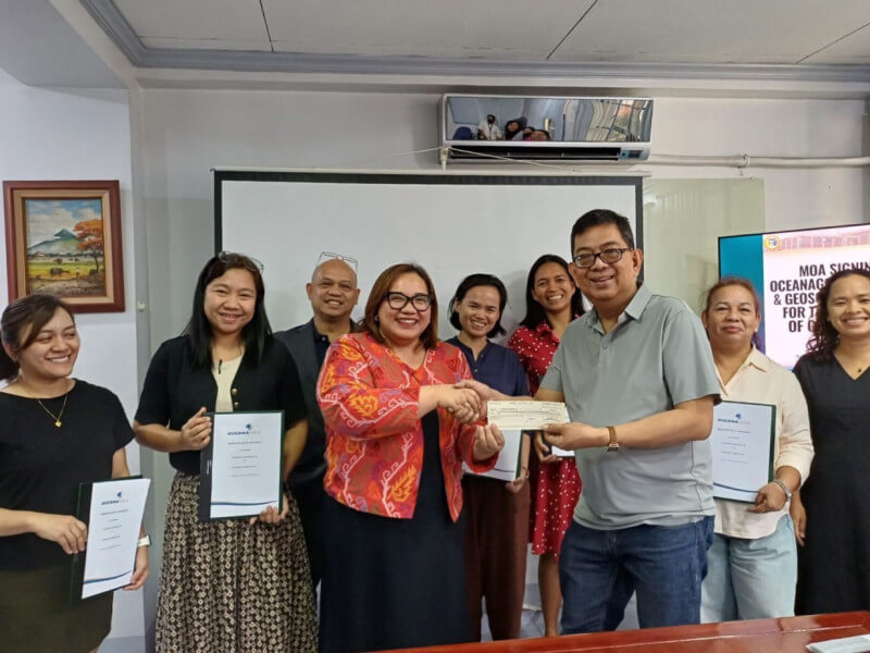 Atty. Joan Adaci-Cattiling, OGP President and General Manager for External Affairs and Social Performance (front row, 3rd from left) hands over the check worth P2.54 million to Dr. Leopoldo De Silva, Jr. Geoscience Foundation Inc. Executive Director (front row, 4th from left) after signing the Memorandum of Agreement for OGP&rsquo;s financial aid to the GFI. Looking on are UP National Institute of Geological Sciences Director Dr. Noelynna T. Ramos (back row, 2nd from left) and other OGP and NIGS representatives.