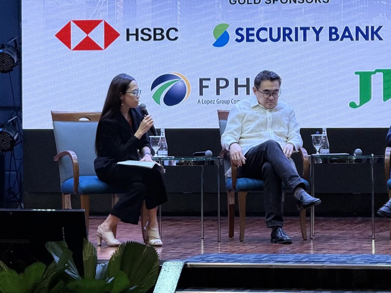 Reuters' Manila bureau chief Karen Lema queries Sec. Frederick Go about the Philippines' economic prospects./Photo by Daxim L. Lucas