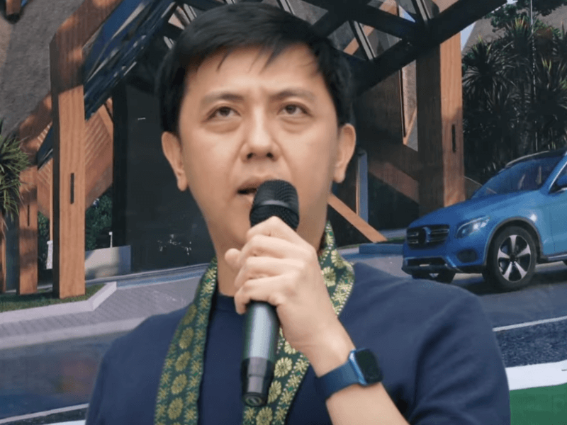 Francis Lloyd ChuaPremiumLands chair 