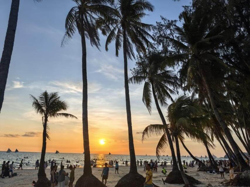 Sun, sand, and zero stress. When insurance, payments, and connectivity are all in one app, the beach feels exactly how it should &mdash; easy, carefree, and all about the moment. | Photo by Vanessa Hidalgo &nbsp;