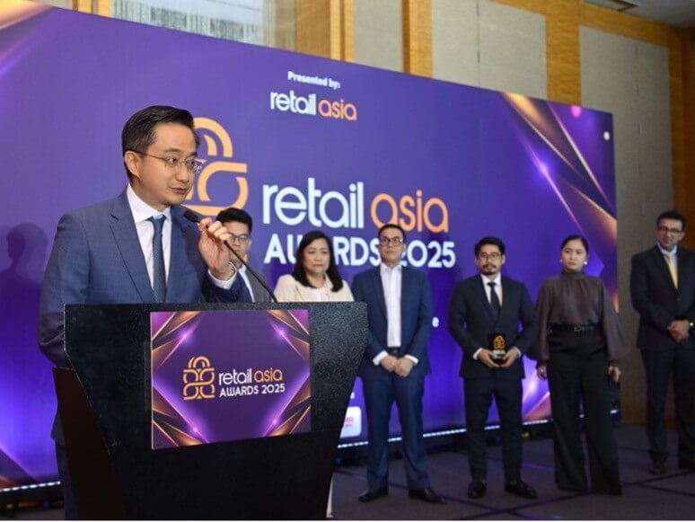 Robinsons Land EVP and business unit GM Faraday D. Go shares the awards with customers, partners and employees of Robinsons Malls./ Photo from Robinsons Land