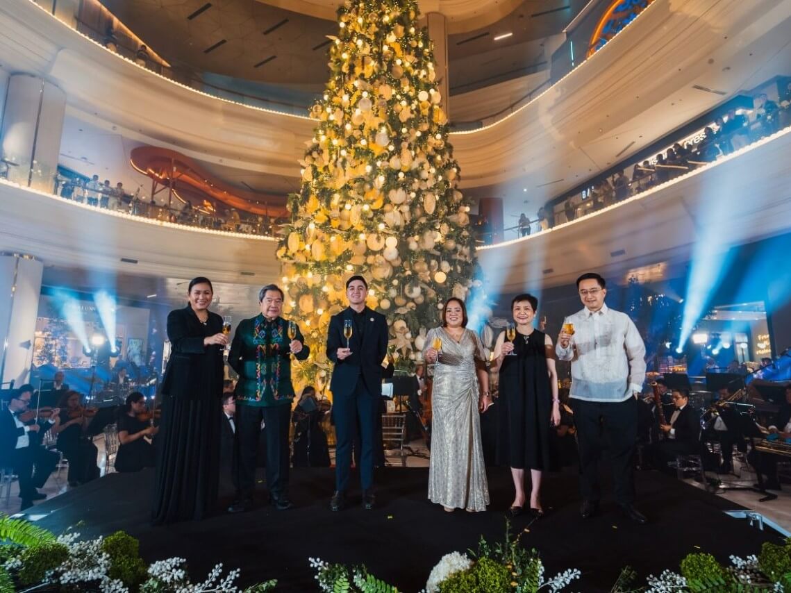 From left: Mybelle V. Aragon-GoBio, president and CEO of Robinsons Land Corp..; James Go, chair of JG Summit Holdings Inc.; Quezon City Councilor Albert Alvin “Chuckie” Antonio III; Marge Santos-Mejia, head of the Quezon City business permits and licensing department; Robina Gokongwei-Pe, chair of Robinsons Retail Holdings Inc., and Faraday Go, RLC EVP and business unit GM lead the ceremonial tree lighting at Opus. | Contributed photo 