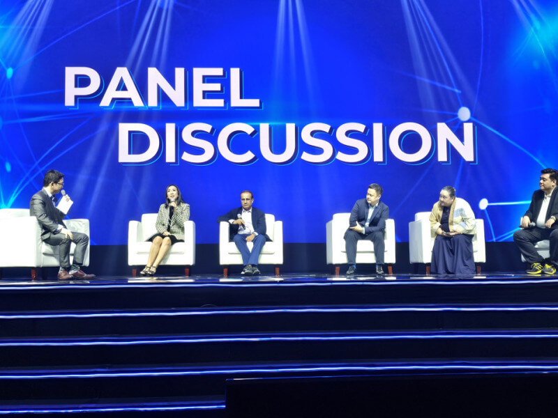 (From Left): RJ Ledesma, event host; KD Dizon, Vice President and Head of Globe Business; Rishad Tobaccowala, author and former Chief Strategist and Growth Officer of Publicis Groupe; Capt. Stanley Ng, Philippine Airlines COO; Margot Torres, Managing Director of Golden Arches Development Corporation; and Steve Sy, Founder and CEO of Great Deals E-Commerce. (Photo courtesy of Globe) 