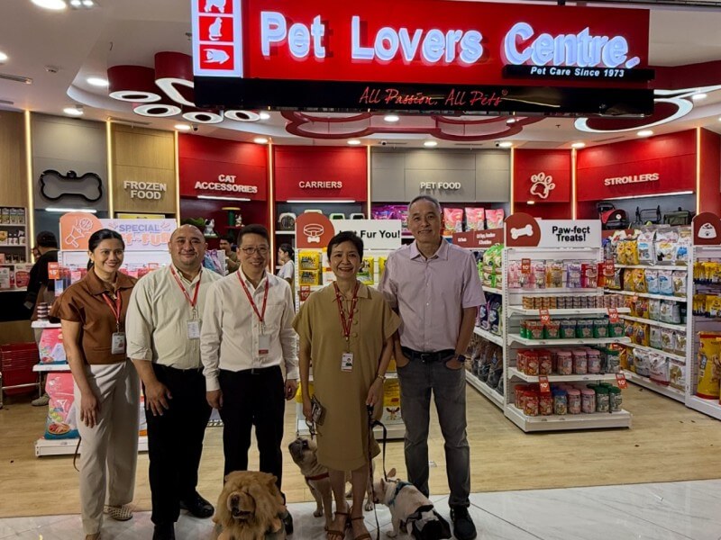 Robinsons Retail Holdings president and CEO Stanley Co, chair Robina Gokongwei-Pe, and Pearly L. Templado, general manager of True Value and Pet Lovers Centre, lead the opening of Pet Lovers Centre&rsquo;s 12th Philippine store at Opus Mall in the Bridgetowne estate./Photo by Miguel ​R. Camus&nbsp;