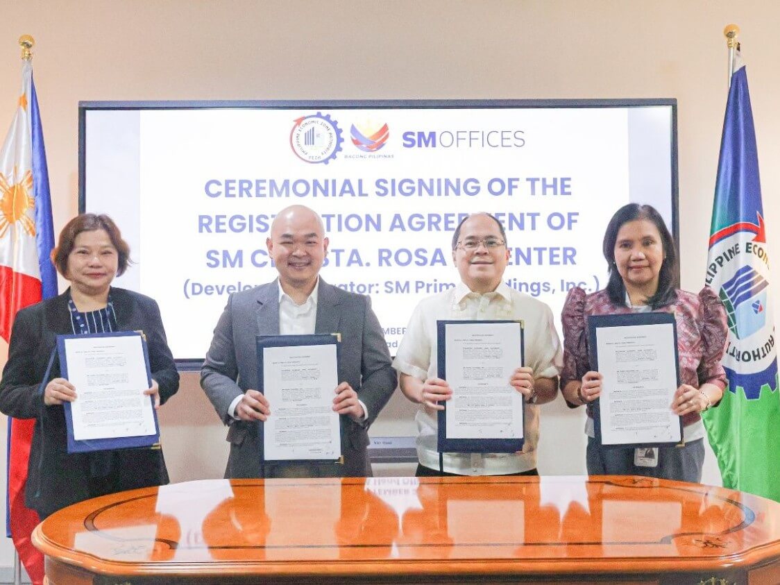 Sally S. So, vice president for corporate tax of SM Investments Corp.; Alexis Ortiga, vice president and head of SM Offices of SM Prime Holdings; PEZA Director General Tereso Panga and PEZA Deputy Director General for Policy and Planning Anidelle Alguso. | ​Contributed photo