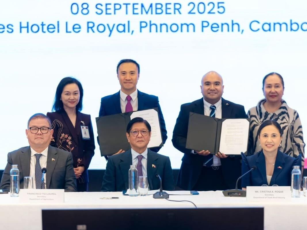 Agriculture Secretary Francisco Tiu Laurel, Dr. Lim Lina (behind), Thierry Tea (behind), President Ferdinand R Marcos Jr., Patrick Guico and Arlene Guico (behind) of WCC Aeronautical and Technological College, and Trade and Industry Secretary Cristina Roque | ​Photo from the DTI