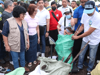 Environment and Natural Resources Secretary Maria Antonia Yulo Loyzaga checks the trash collected during the cleanup with SM Supermalls vice president Liza Silerio, DENR Regional Executive Director for National Capital Region Michael Drake Matias, and Pasay City Mayor Emi Calixto-Rubiano./ Contributed photo.