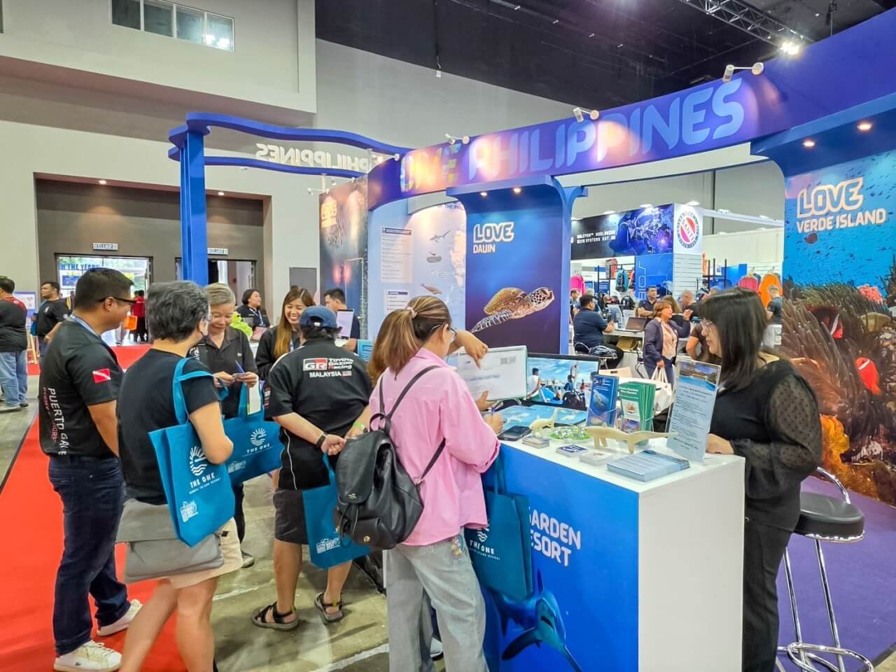 Dive enthusiasts visiting the Philippine booth.| Contributed photo