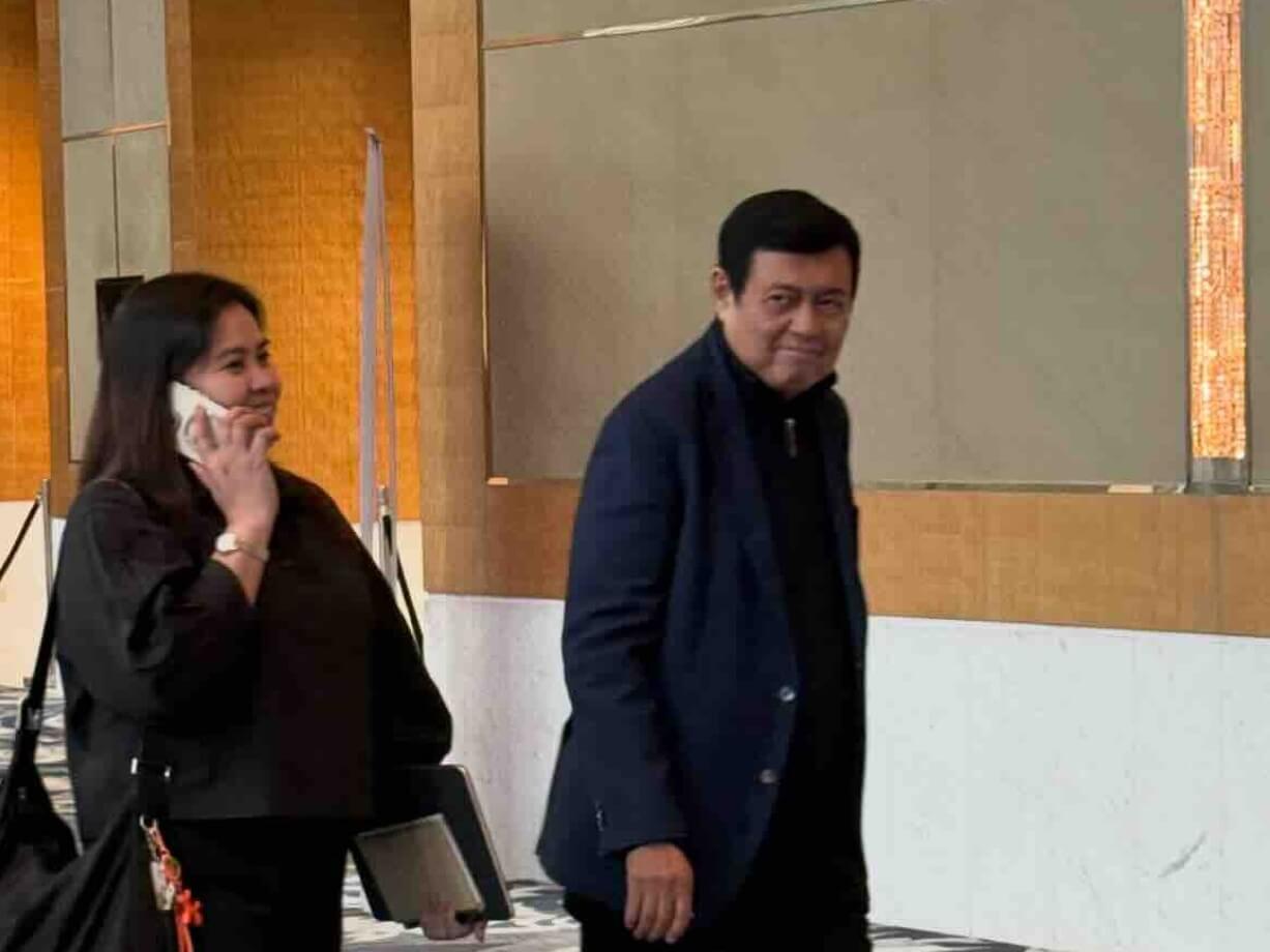 Tycoon Manuel V. Villar is seen outside the ballroom at the Shangri-La during the forum attended by other business leaders, including SM Group vice chair Teresita Sy-Coson and Ayala chair Jaime Augusto Zobel de Ayala. | Photo by Miguel R. Camus&nbsp;