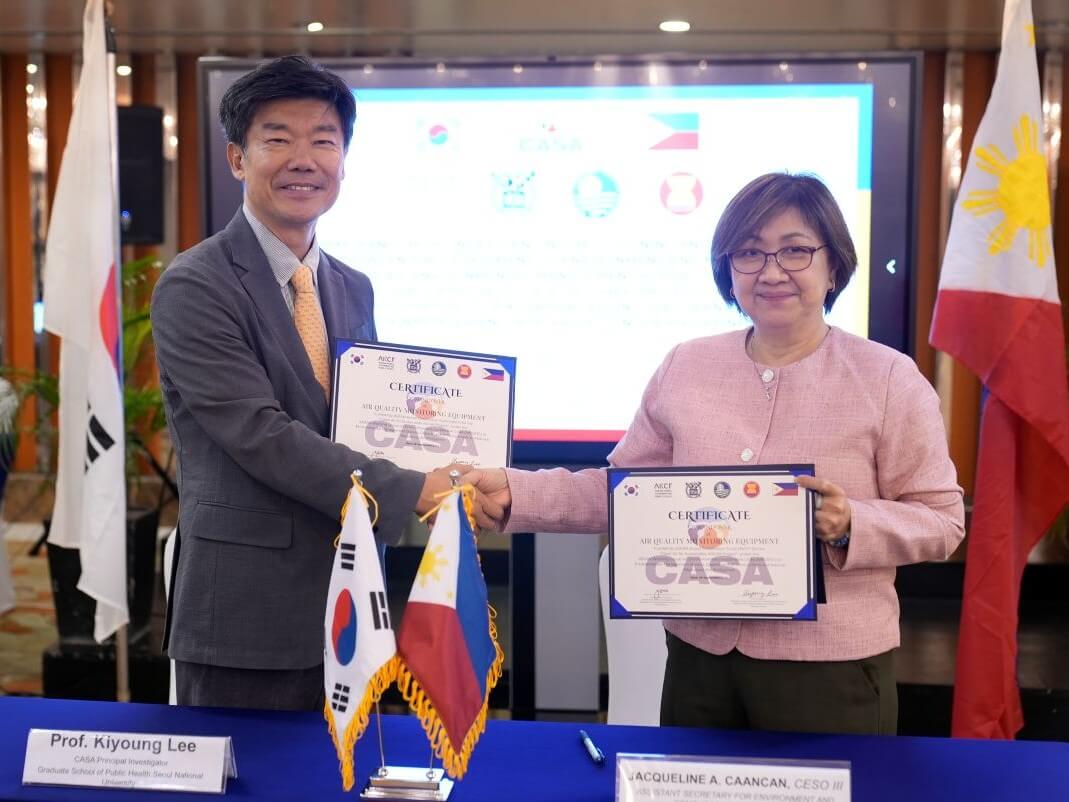 DENR Assistant Secretary for Environment and concurrent Director of the DENR Environmental Management Bureau (EMB) Jacqueline A. Caancan and the principal investigator of CASA and Seoul National University (SNU) Graduate School of Public Health Professor Kiyoung Lee seal the Memorandum of Agreement for the Clean Air for Sustainable ASEAN Cooperation Project and the official handover of two state-of-the-art air quality monitoring equipment in a ceremony held in Pasay City on Sept. 26. | Contributed photo