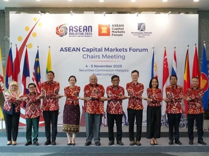 SEC Chairperson Francis Lim joins fellow ASEAN securities regulators at the ACMF Chairs Meeting, held from November 4 to 5 in Kuala Lumpur, Malaysia, where SC Malaysia officially handed over the chairship to the SEC Philippines. (Photo courtesy of ACMF Secretariat)/Photo from SEC