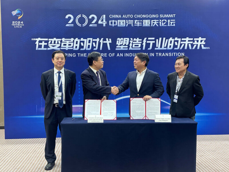 Electric Vehicle Association of the Philippines chair Rommel Juan (center right) signs an MOU with the China Council for the Promotion of International Trade Automotive Sub-Council. 
