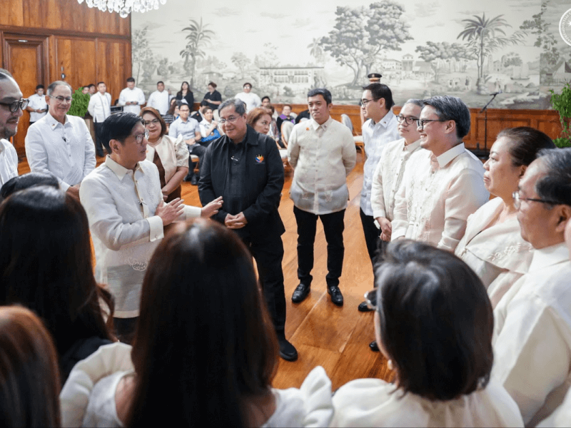President  Marcos, PSAC Lead Convenor and Aboitiz Group president & CEO Sabin Aboitiz, PSAC–Health Sector Lead and Ayala Healthcare Holdings president & CEO Paolo Borromeo, and fellow PSAC–Health members convene at Malacañang Palace for the MOU signing with the FDA and PRC, launching the Regulatory Sandbox Pilot Program to improve access to quality healthcare. | Photo from PCO