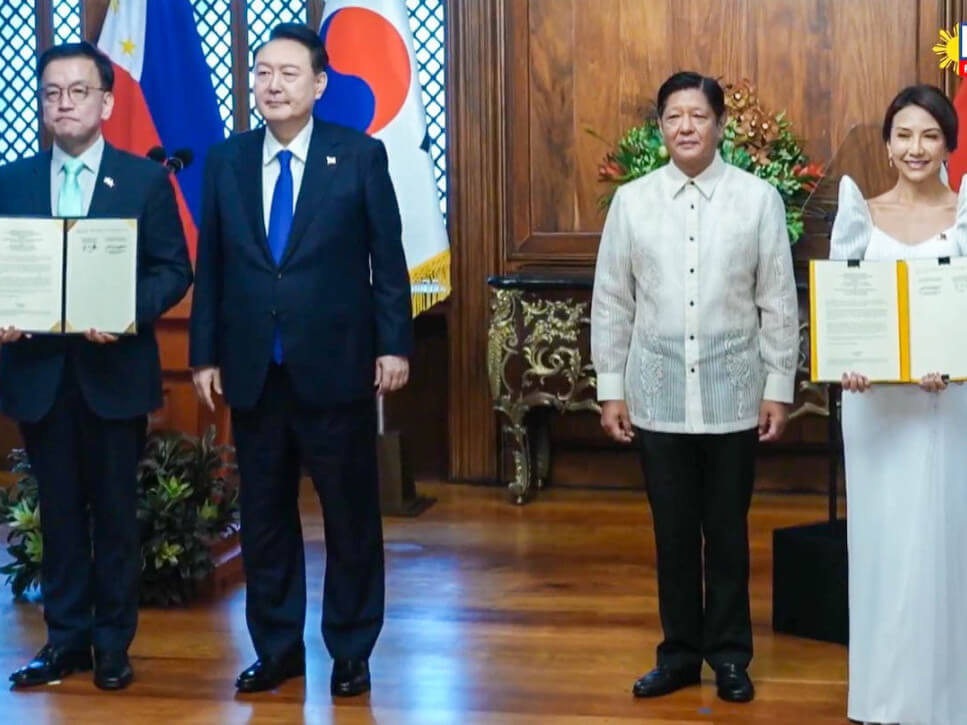 At Malacañang Palace: (From Left)  South Korean Minister of Culture, Sports and Tourism Yu In-chon, South Korean President Yoon Suk-yeol, President Ferdinand Marcos Jr. and Tourism Secretary  Christina Garcia Frasco/ Photo from RTVM Presidential Broadcast