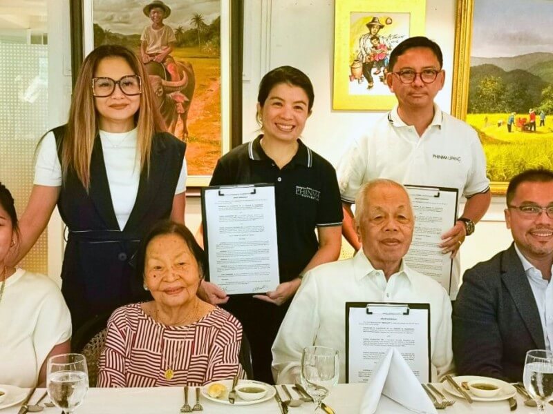 PHINMA Corp. vice chair Dr. Magdaleno B. Albarracin Jr. (seated, third from left), joined by his family and executives from PHINMA, PHINMA Education, and PHINMA Foundation, leads the Feb. 16 signing ceremony formalizing the P400-million donation to support PHINMA Education students.| Contributed photo