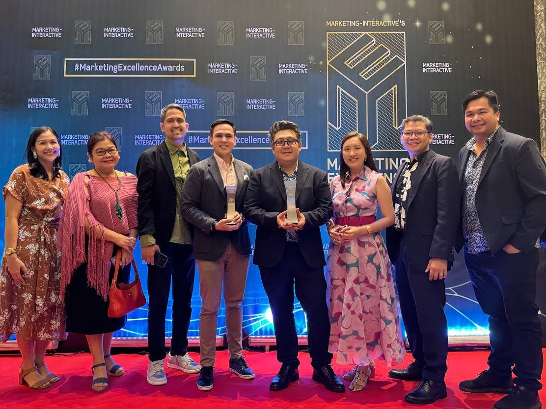 Leading the Smart team at the Marketing Excellence Awards is Kristine A. Go, third from right, SVP for consumer wireless business of Smart./ Contributed photo