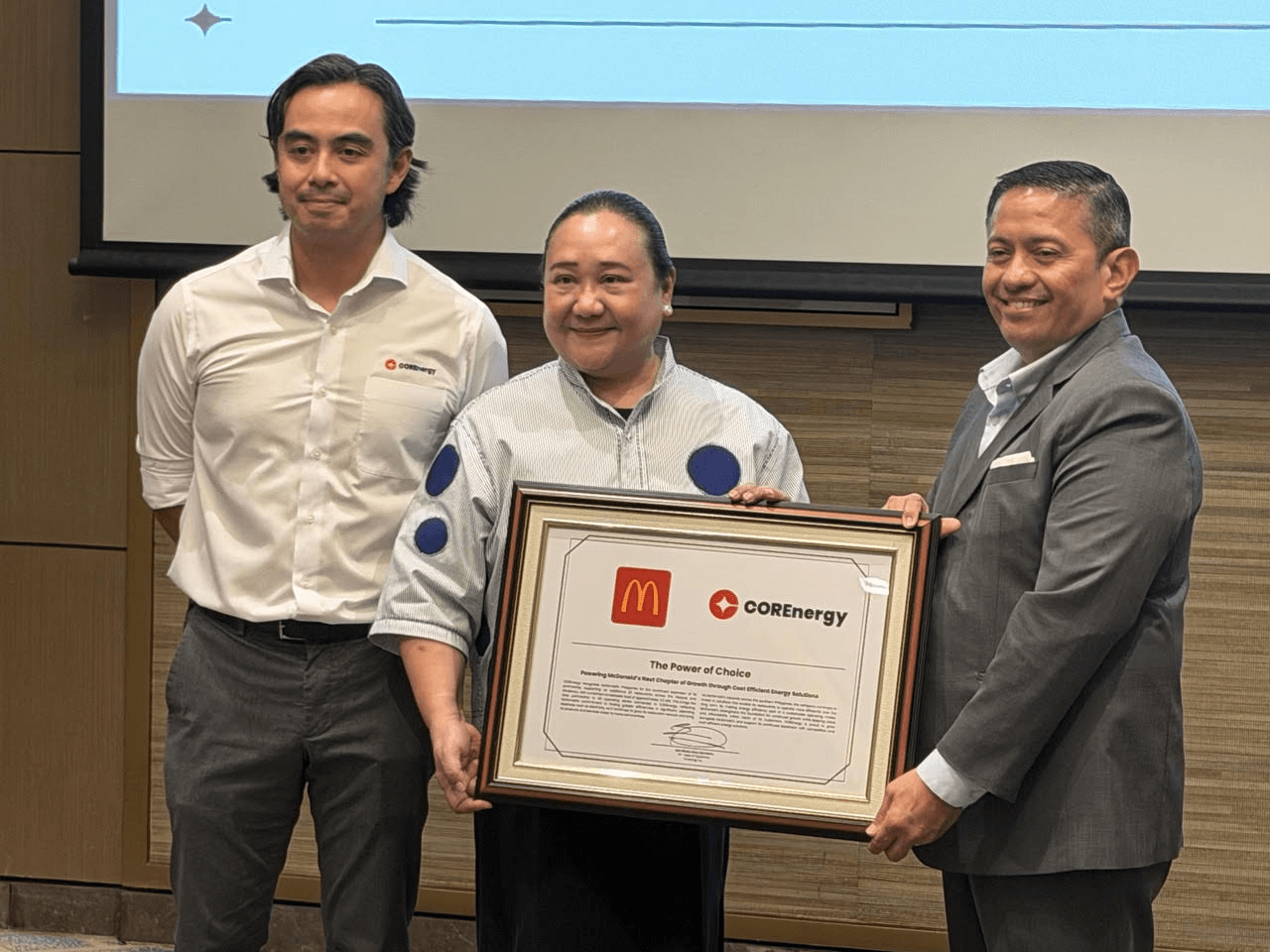 &nbsp;McDonald&rsquo;s Philippines managing director Margot B. Torres receives a plaque from COREnergy vice president and head of operations Marko Sarmiento (left) and COREnergy president Francis S. del Val, recognizing the fast-food chain&rsquo;s partnership with the retail electricity supplier.| Photo by Connie Fernandez-Brojan&nbsp;