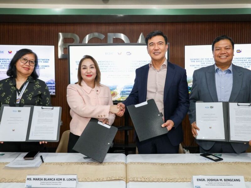 Philippine Pharma Procurement Inc. (PPPI) president and CEO Maria Blanca Kim B. Lokin and Bases Conversion and Development Authority (BCDA) President and CEO Joshua M. Bingcang sign a memorandum of understanding for the conduct of a collaborative study on the development of pharmaceutical economic zones within the Clark Civil Aviation Complex in Pampanga and New Clark City in Tarlac. BCDA Chair Atty. Larry Paredes and PPPI sales manager Olga L. Layog witness the signing. | Photo from BCDA