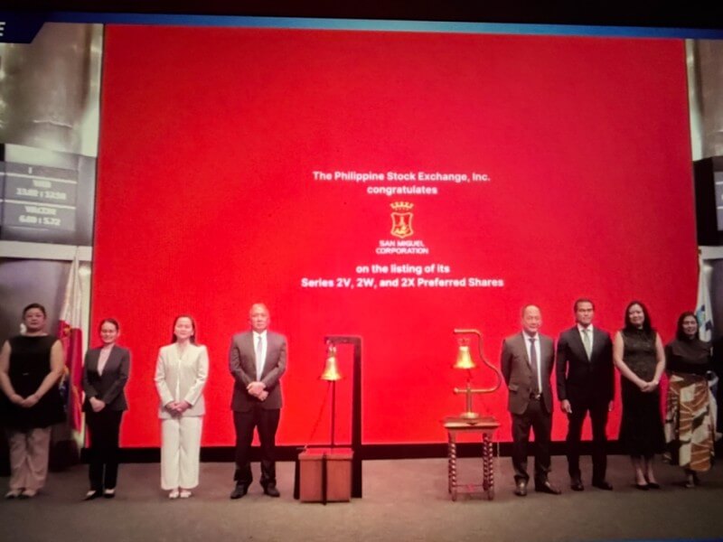 PSE president and CEO Ramon Monzon (center right) with COO Roel Refran joins San Miguel Corp. executives, led by deputy chief finance officer and treasurer Joseph Pineda (center left) and director Cecile Ang, during the listing ceremony for the conglomerate&rsquo;s latest preferred share offering at the PSE on Monday./Screenshot taken from PSE livestream&nbsp;