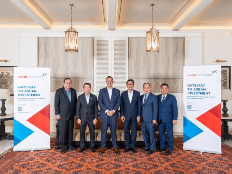 (From Left): Iman Rachman, President Director of Indonesia Stock Exchange; Loh Boon Chye, CEO ofSingapore Exchange; Datuk Muhamad Umar Swift, CEO of Bursa Malaysia; Dr. PakornPeetathawatchai, President of The Stock Exchange of Thailand; Ramon S. Monzon, PSE President & CEO; and Tien Dung Nguyen, Deputy CEO, VietnamExchange.