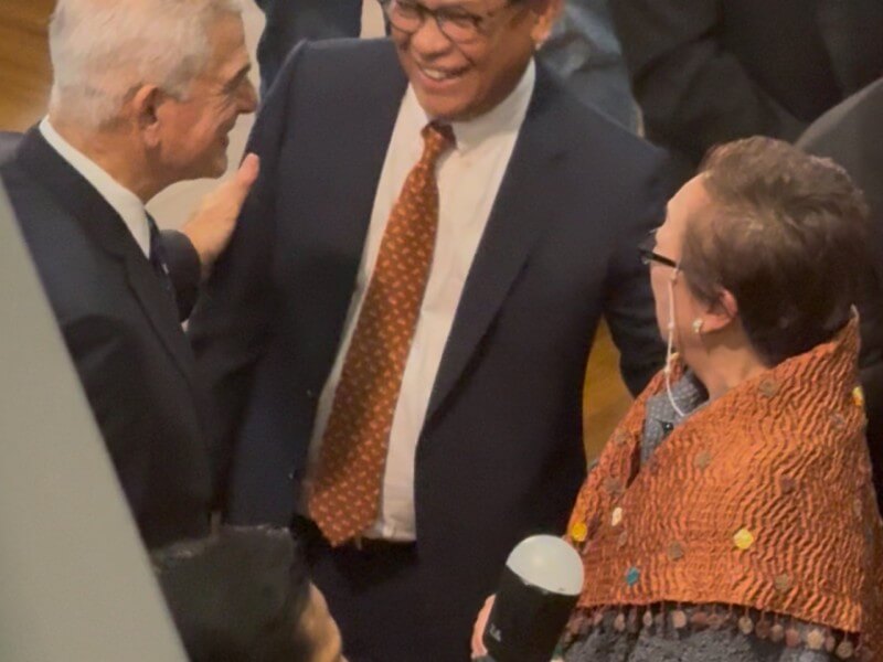 PSE director Vivian Yuchengco speaks with SEC chair Francis Lim during GCash&rsquo;s historic IPO, with Ayala Corp. chair Jaime Augusto Zobel de Ayala joining the conversation. The encounter comes amid Yuchengco&rsquo;s ongoing court challenge to the SEC&rsquo;s board term limits./Photo by Miguel R. Camus&nbsp;