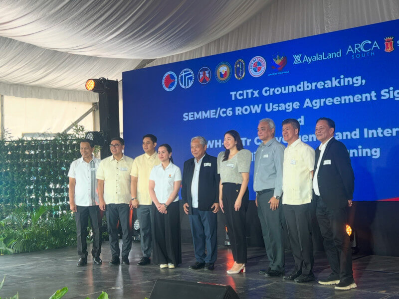  Clearing the path: DOTr chief Jaime Bautista (center) and SMC Foundation chair Cecile Ang (center left) lead the signing ceremony for the Skyway 4 right-of-way usage agreement./Photo by Miguel R. Camus 
