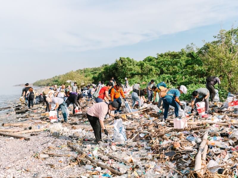 San Miguel Corp. pulled off its biggest coastal cleanup yet, with employees joining 55 sites nationwide for International Coastal Cleanup Day./Photo from SMC 