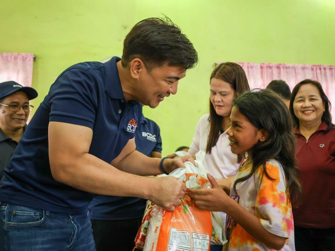 BCDA President and CEO Joshua M. Bingcang distributes rice and essential goods to 70 Aeta families from Sta. Juliana, Capas, Tarlac./Photo from BCDA