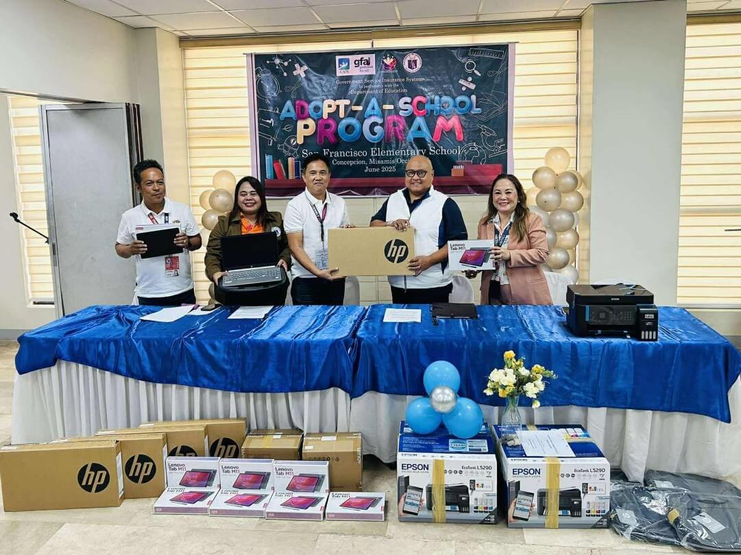  GSIS President and General Manager Wick Veloso (second from right) hands over laptops, printers and other information and communications technology devices as a donation to San Francisco Elementary School in Bagong Nayon, Misamis Occidental, under the Adopt-a-School Program of GSIS./Photo from GSIS