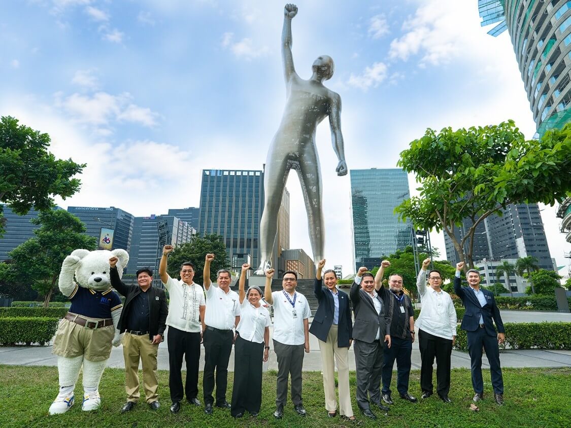 Robinsons Land Corp. (RLC) and Pag-IBIG Fund executives strike the Victor pose at Bridgetowne following the signing of an agreement aimed at expanding homeownership opportunities. In the photo are Pag-IBIG Fund deputy CEO Alexander Hilario G. Aguilar; Pag-IBIG Fund CEO Marilene C. Acosta; Human Settlements and Urban Development Secretary Jose Ramon P. Aliling; Robinsons Land president and CEO Mybelle V. Aragon-GoBio; and RLC Residences senior vice president and business unit general manager Teddy V. Bernas. | Contributed photo