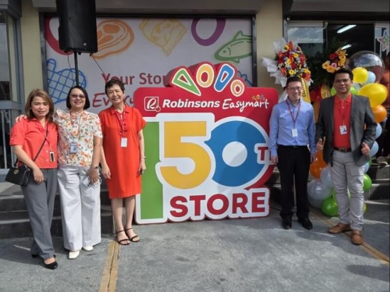 Robina Gokongwei-Pe (center left), chair of Robinsons Retail Holdings Inc., and Stanley Co (center right), president and CEO, lead the opening of Robinsons Easymart&rsquo;s 150th store in Antipolo City&mdash;marking another milestone in the group&rsquo;s steady push to bring neighborhood retail closer to Filipino communities.
